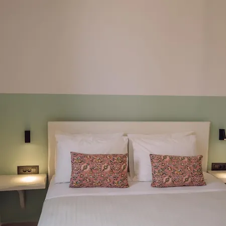 Arch Home, Luxury With Private Parking *