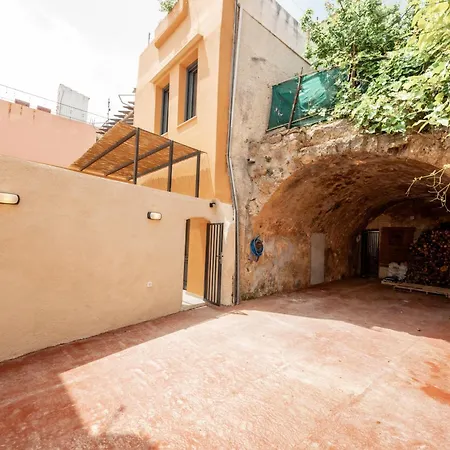 Arch Home, Luxury With Private Parking 干尼亞