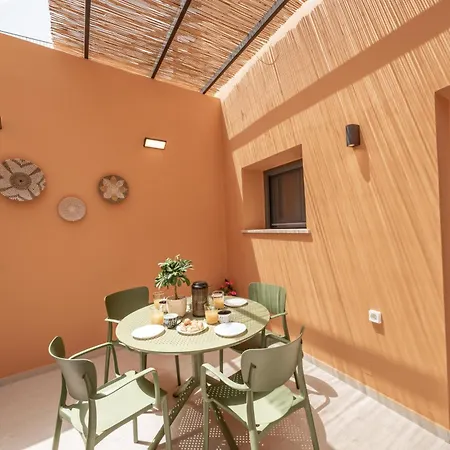 Arch Home, Luxury With Private Parking بيت للعطل