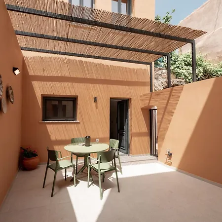 Arch Home, Luxury With Private Parking Σπίτι διακοπών *