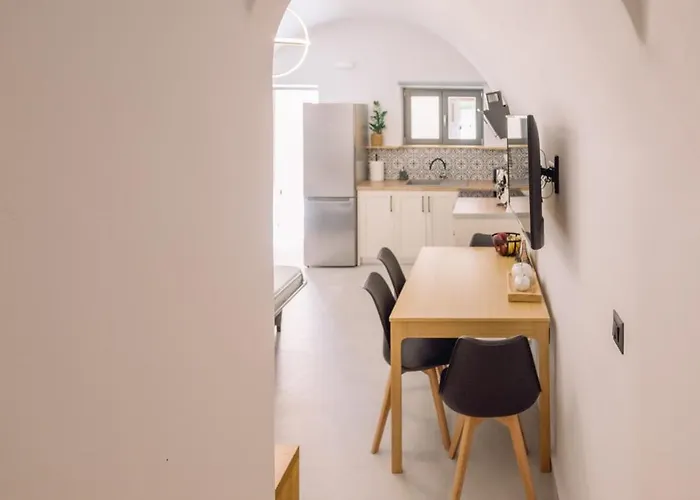 Arch Home, Luxury With Private Parking