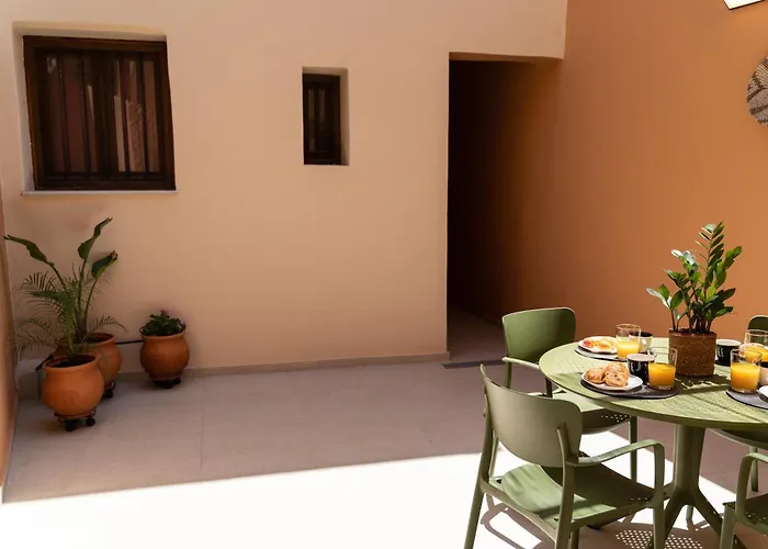 Arch Home, Luxury With Private Parking Дом отдыха