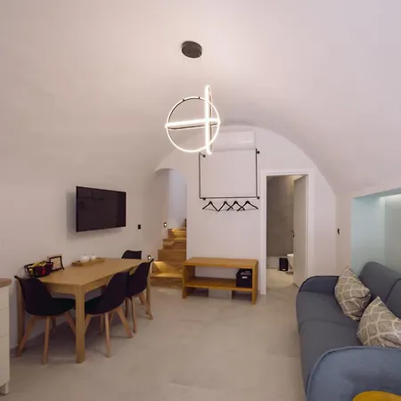 Arch Home, Luxury With Private Parking